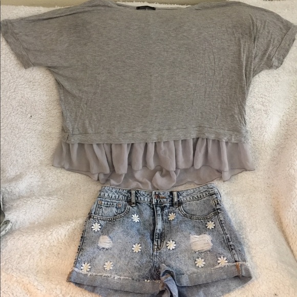 Oversized T-shirt with Ruffle Bottom - Picture 3 of 7